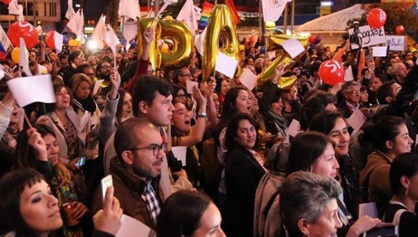 Colombians watch the signing